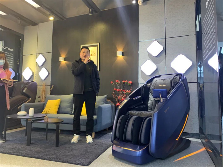 江南体育官方网站体育集团旗下品牌—锐珀尔举行新款4D穴感总裁按摩椅S500内训会